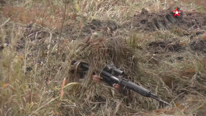 Video: Xem lính bắn tỉa Nga ngụy trang ẩn thân giữa rừng cây