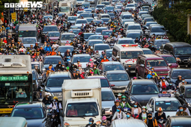 Ảnh: Thông xe vành đai 2, lối xuống Ngã Tư Sở ken đặc người, không lối thoát