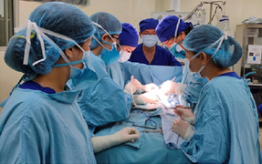 Lấy thành công bào thai trong bụng em bé mới lọt lòng