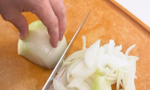 9 mẹo thái hành không cay mắt