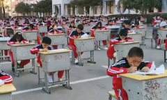 Học sinh Trung Quốc làm bài thi giữa sân trường để tránh gian lận