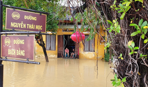 Ảnh: Phố cổ Hội An chìm trong nước lũ, người dân chèo thuyền vượt đường ngập lụt