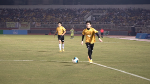 Video: Jack đối đầu Quang Hải ở trận bóng đá vì miền Trung