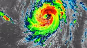 Bão Vamco càn quét dữ dội ở Philippines, tiến thẳng vào Việt Nam