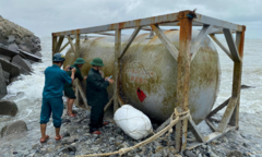 Bồn kim loại in chữ Trung Quốc liên tục dạt vào bờ biển miền Trung