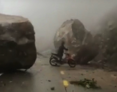 Kinh hãi trước cảnh đá 'khổng lồ' rơi ầm ầm từ trên núi xuống chắn ngang đường 