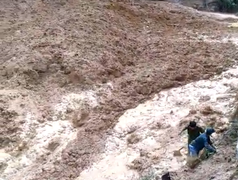 Đang tìm nạn nhân mất tích, nhiều người tháo chạy tán loạn khi núi lại sạt lở