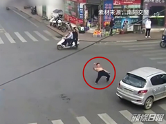 Video: Đi ô tô lượn 16 vòng giữa ngã tư rồi nhảy khỏi xe 'nhào lộn'