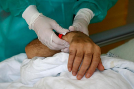 Tiêm thuốc quá liều cho bệnh nhân để sắm vai vị cứu tinh