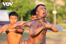 Cảnh sát cơ động bẻ cong thanh sắt quấn quanh cổ, công phá tảng đá trên bụng