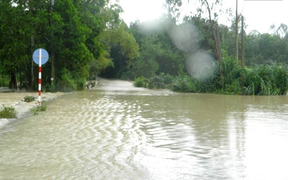 Chở con trai qua đoạn nước chảy xiết, mẹ bị cuốn trôi, chết thương tâm