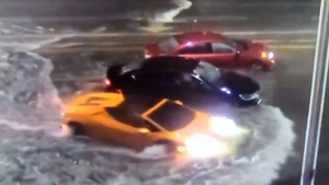 Video: Siêu xe Lamborghini Huracan lội nước như tàu ngầm trên phố Mỹ