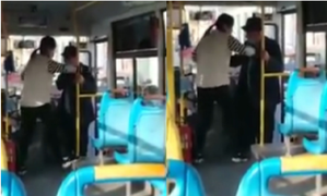 Nhân viên xe buýt không cho ông lão 'bốc mùi' lên xe, dân mạng tranh cãi gay gắt