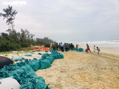 Ảnh: Quảng Trị, Huế chạy đua gia cố nhà, sơ tán dân trước giờ bão số 13 đổ bộ