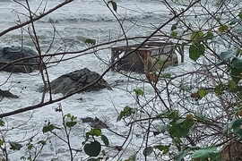 Bồn kim loại in chữ Trung Quốc trôi nổi trên vùng biển Cù Lao Chàm