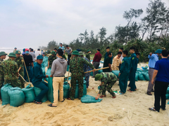 'Cuồng phong' Vamco đi nhanh hơn dự kiến, Huế đổi thời gian cấm dân ra khỏi nhà