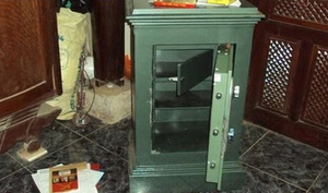 Được nhờ tới trông nhà, gã thanh niên phá két sắt vét sạch tiền vàng