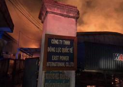 Cháy dữ dội tại công ty sản xuất đồ gỗ ở Bình Dương