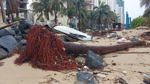 Ảnh: Bão Vamco càn quét, bờ biển, kè sông ở Đà Nẵng tan hoang
