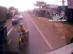 Video: Xe máy lấn làn, vượt ẩu tông trực diện xe tải