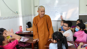 Video: Ngôi chùa dạy miễn phí 6 ngoại ngữ ở TP.HCM