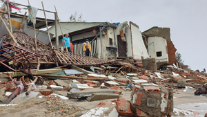 Sóng ‘nuốt chửng’ dãy nhà ven biển Hội An: Thất thần bên triền con nước