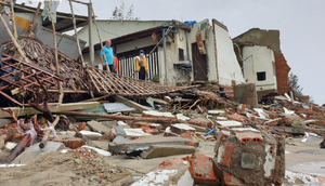 Bão Vamco đánh sập, tốc mái hơn 1.500 ngôi nhà