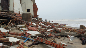 Video: Sóng đánh sập dãy nhà ven biển Hội An