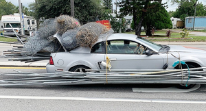 Xe thể thao hạng sang cõng đầy sắt thép