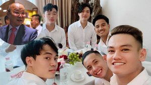 Video: HLV Park Hang Seo cùng dàn tuyển thủ Việt Nam dự tiệc cưới Công Phượng