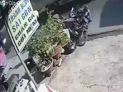 Video: Ngã ngay bánh xe tải, hai cha con may mắn thoát chết