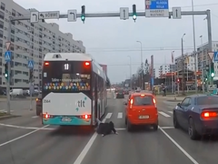 Video: Kẹp chân vào cửa, người đàn ông bị xe buýt kéo lê trên đường 