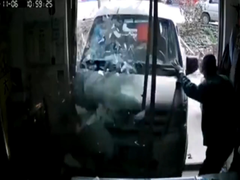 Video: Xe không người lái lao thẳng vào cửa hàng tại Trung Quốc