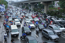 Đường 10 làn xe ở Hà Nội tắc cứng dưới cơn mưa vào giờ cao điểm