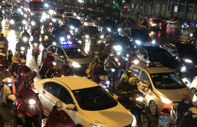 Tắc đường giờ tan sở, người Hà Nội chôn chân dưới trời mưa rét