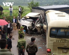 Xe khách chở 10 người tông trực diện xe tải, Quốc lộ 6 ùn tắc hơn 1 giờ