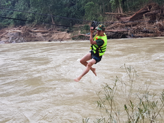 Ảnh: Bộ đội, công an đu dây qua sông tìm nạn nhân mất tích ở Trà Leng