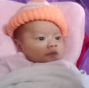 Bé trai 1 tháng tuổi bị bỏ rơi trước nhà vợ chồng hiếm muộn lúc rạng sáng