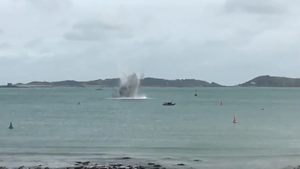 Video: Cảnh quả bom gần 100kg chống tàu ngầm Mỹ được Hải quân Anh kích nổ