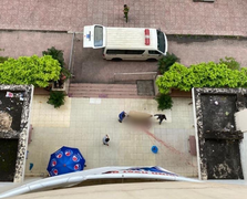 Thi thể người phụ nữ không nguyên vẹn giữa sân chung cư ở TP.HCM