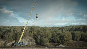 Video: Thả 10 xe tiền tỉ rơi tự do từ độ cao 30m để thử độ an toàn