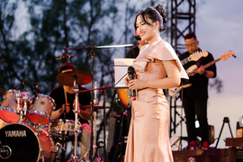 Lê Hiếu, Nguyên Hà say sưa hát trên bãi biển hoàng hôn 