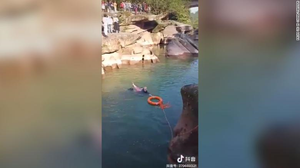 Tổng lãnh sự Anh được ví như người hùng vì cứu nữ sinh Trung Quốc