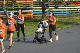 Em bé ngồi xe đẩy cùng mẹ chinh phục giải marathon trên đảo