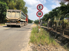 Ảnh: Xe chở cát vài chục tấn vô tư chạy trên đường cho xe 8 tấn ở Bình Dương