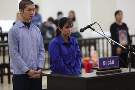 Bé gái bị bạo hành đến chết: Cha dượng khai đánh để dọa, con chết do cảm lạnh