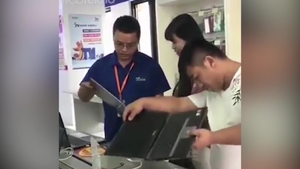 Clip: Khách hàng ngố 'đực mặt' khi làm gãy đôi máy tính