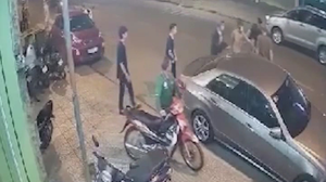 Video: Công an trích camera tìm thủ phạm chém người vô cớ trong phòng karaoke