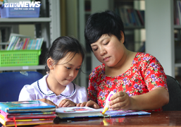 Cô thủ thư 8 năm chống chọi bệnh hiếm, tỉ mẩn 'vá' từng cuốn sách cho học trò