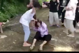 Phẫn nộ cảnh nữ sinh lớp 8 bị đánh hội đồng dã man, bạn bè còn hả hê cổ vũ